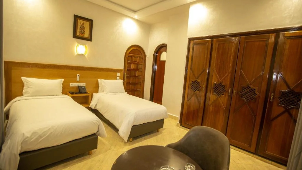 Twin room with wooden wardrobe at Hôtel De Paris Casablanca
