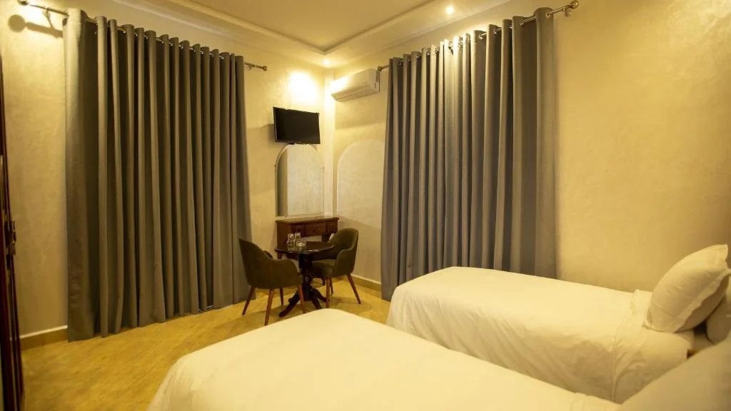 Twin room beside a window at Hôtel De Paris Casablanca